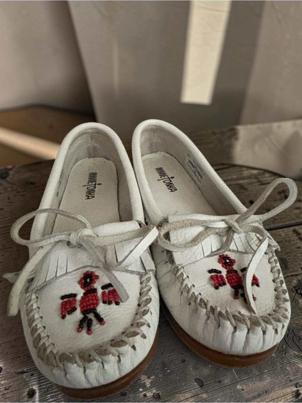 Minnetonka Thunderbird II White Leather Beaded Moccasins Women’s 8.5